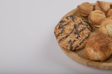 Tahta kesme tahtasına yerleştirilmiş tatlı atıştırmalıklar. Yüksek kalite fotoğraf