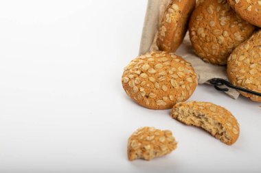 Metalik bir sepete yerleştirilmiş çok tahıllı kurabiyeler. Yüksek kalite fotoğraf