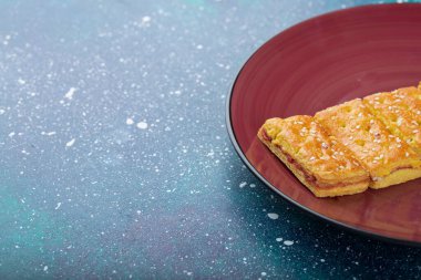 Susamlı kırmızı kraker tabağı. Yüksek kalite fotoğraf