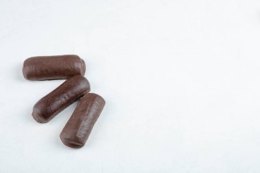 Beyaz arka planda üç tatlı, taze çikolatalı kek. Yüksek kalite fotoğraf