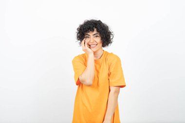 Beyaz arka planda poz veren genç bir kadın 