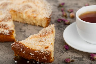 Kek dilimleri ve hindistan cevizi dilimleri bir taş masaya konur. Yüksek kalite fotoğraf