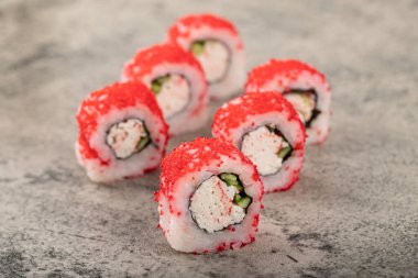 Kaliforniya, taştan arka planda uçan balık havyarıyla yuvarlanıyor. Yüksek kalite fotoğraf