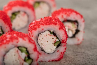 Kaliforniya, taştan arka planda uçan balık havyarıyla yuvarlanıyor. Yüksek kalite fotoğraf