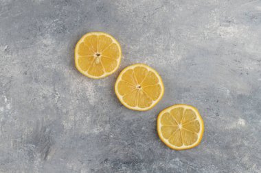 Mermer zemin üzerinde üç dilim ekşi limon. Yüksek kalite fotoğraf