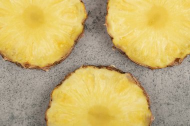Taş zeminde üç dilim olgun sulu ananas. Yüksek kalite fotoğraf