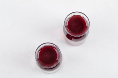 Beyaz arka planda iki bardak taze soğuk meyve suyu. Yüksek kalite fotoğraf