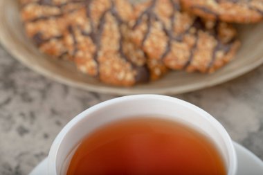 Bir tabak jöleli kurabiye ve bir fincan çay. Yüksek kalite fotoğraf