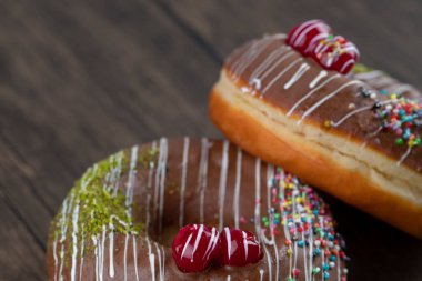 Çikolatalı çörekler, ahşap arka planda serpiştirilmiş meyve parçaları ile süslenmiş. Yüksek kalite fotoğraf