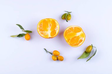 Dilimlenmiş portakallı meyve ve beyaz bir arka plan. Yüksek kalite fotoğraf