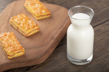 Tohumlu tatlı krakerler ve bir sürahi taze süt. Yüksek kalite fotoğraf