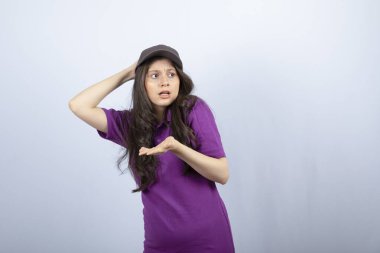 Mor üniformalı teslimatçı kızın portresi üzgün bir suratla duruyor. Yüksek kalite fotoğraf