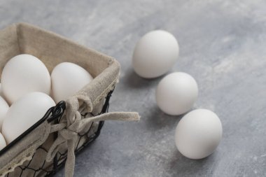 Bir sepet dolusu taze tavuk yumurtası mermer bir arka planda. Yüksek kalite fotoğraf