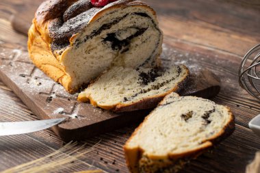 Tahta kesme tahtasına haşlanmış haşhaşlı kek. Yüksek kalite fotoğraf