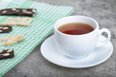 Fındıklı çıtır börekler ve arka planda bir fincan çay. Yüksek kalite fotoğraf