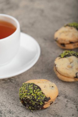 Taş bir masanın üzerine bir fincan siyah çay ve kurabiye. Yüksek kalite fotoğraf