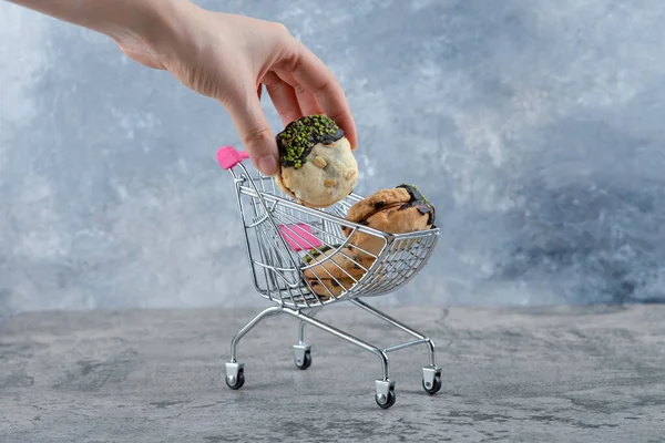 Pequeño Carrito Rosado Sabrosas Galletas Con Salpicaduras Sobre Fondo Mármol —  Fotos de Stock