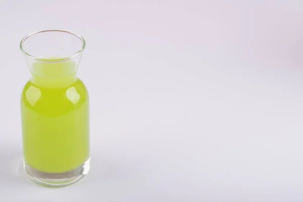 Bicchiere Delizioso Succo Frutta Verde Freddo Sfondo Bianco Foto Alta — Foto Stock