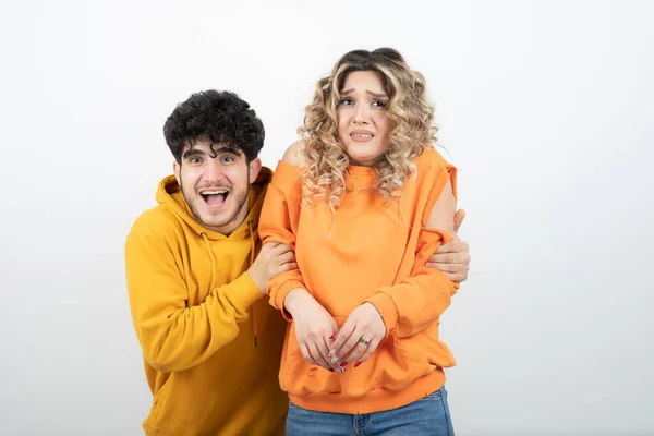 Retrato Jovem Casal Atraente Sobre Parede Branca Foto Alta Qualidade — Fotografia de Stock