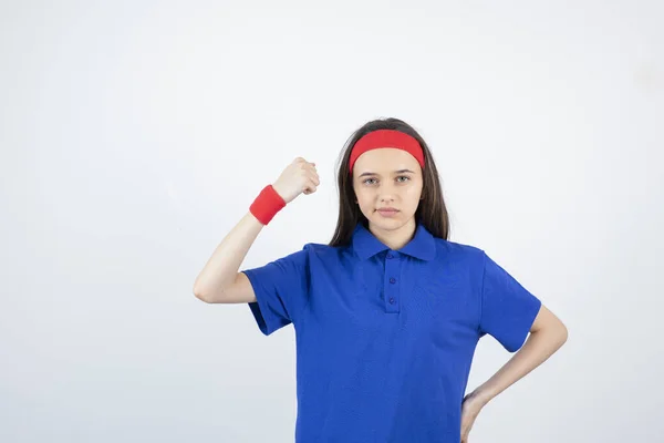 Retrato Una Joven Deportista Pie Mostrando Bíceps Foto Alta Calidad —  Fotos de Stock