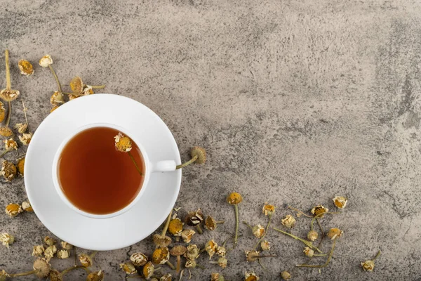 Een Kopje Thee Met Gedroogde Bloemen Geplaatst Stenen Tafel Hoge — Stockfoto