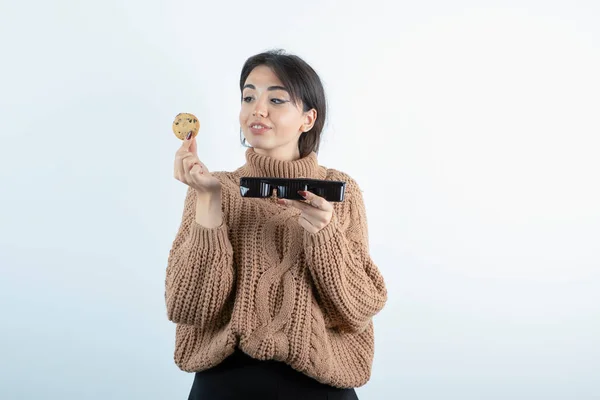 Fotografie Mladé Dívky Držící Kontejner Čip Cookies Bílém Pozadí Kvalitní — Stock fotografie