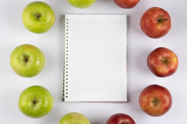Green Red Fresh Apples Placed Empty Notebook High Quality Photo — Stock Photo, Image