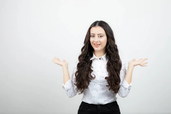 Ritratto Donna Sorridente Piedi Mostrando Palme Aperte Foto Alta Qualità — Foto Stock