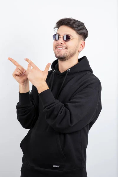 Foto Joven Guapo Con Gafas Pie Señalando Foto Alta Calidad — Foto de Stock