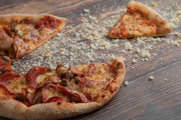 맛있는 페퍼로니와 피자에는 식탁에 부스러기가 있습니다 고품질 — 스톡 사진