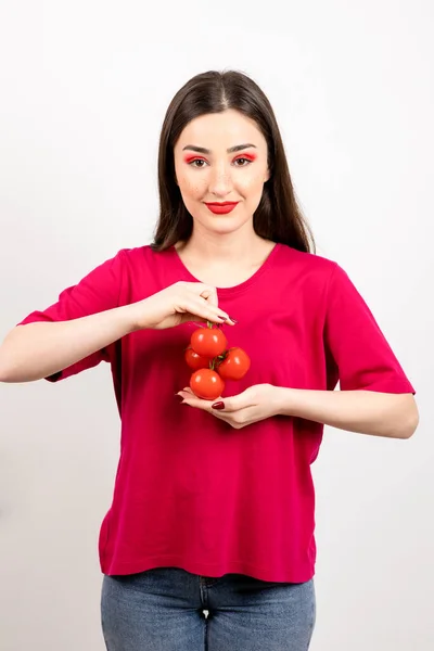 Mooi Meisje Kijkt Naar Camera Houdt Rode Tomaten Handen Hoge — Stockfoto