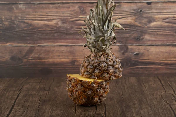 Lahodný Nakrájený Čerstvý Ananas Umístěný Dřevěném Pozadí Kvalitní Fotografie — Stock fotografie