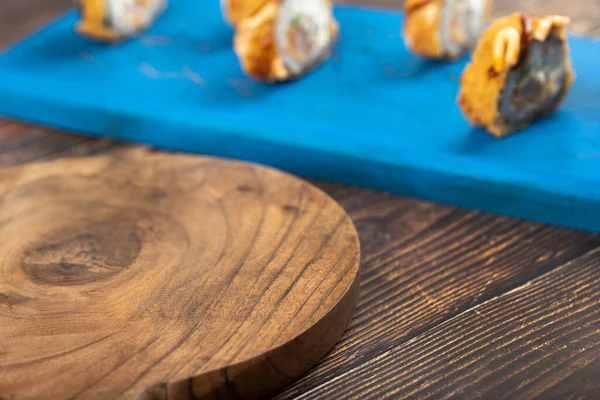 Deliciosos Rollos Sushi Frescos Colocados Una Tabla Cortar Madera Foto —  Fotos de Stock