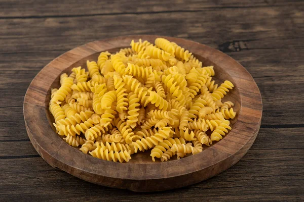 Träplatta Okokt Fusilli Pasta Träytan Högkvalitativt Foto — Stockfoto