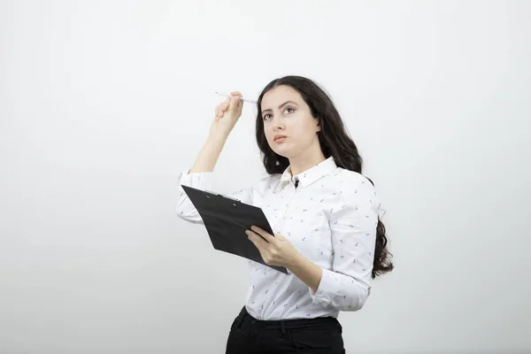 Pensive Business Woman Holding Clipboard Pencil White Wall Kvalitní Fotografie — Stock fotografie