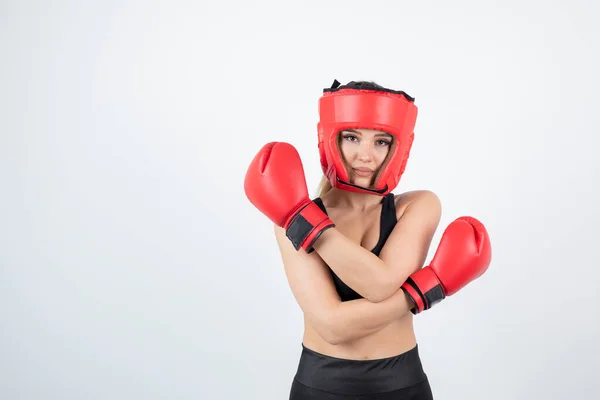 Image Une Jeune Boxeuse Portant Des Gants Rouges Casque Combat — Photo