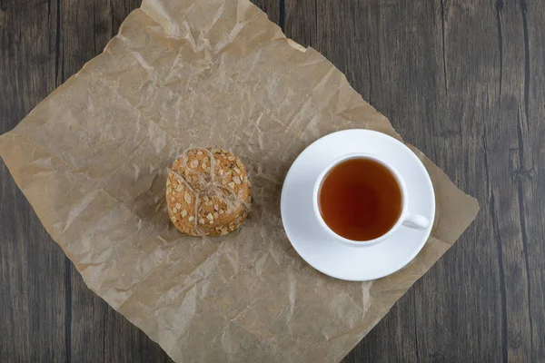Stapel Leckerer Kekse Mit Müsli Und Einer Weißen Tasse Tee — Stockfoto