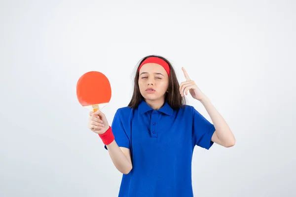 Foto Una Joven Sosteniendo Raqueta Tenis Mesa Sobre Una Pared —  Fotos de Stock