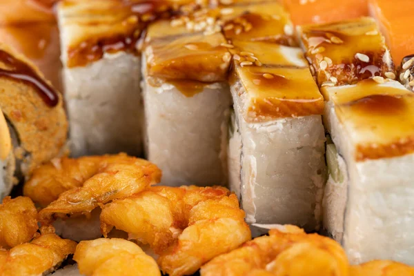 Różne Rodzaje Świeżych Pysznych Bułek Sushi Nasionami Sezamu Wysokiej Jakości — Zdjęcie stockowe