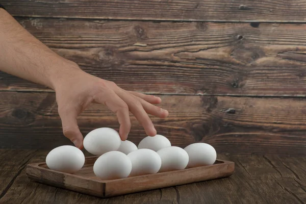 Mannelijke Hand Neemt Rauw Biologisch Van Houten Plank Hoge Kwaliteit — Stockfoto