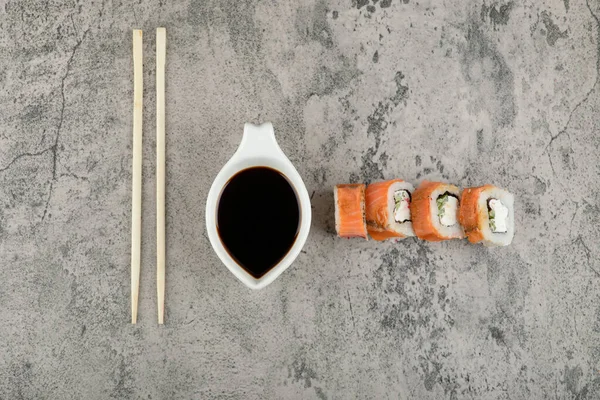 Molho Soja Tradicional Rolos Sushi Com Salmão Fundo Pedra Foto — Fotografia de Stock