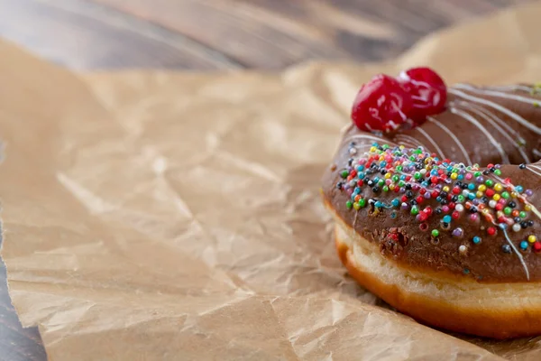 Delicioso Donut Chocolate Envidraçado Com Polvilhas Assadeira Foto Alta Qualidade — Fotografia de Stock