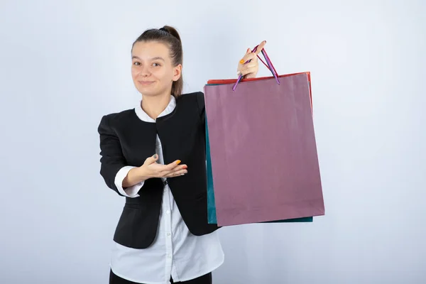 Bild Ung Kvinna Som Håller Shoppingväskor Vit Bakgrund Högkvalitativt Foto — Stockfoto