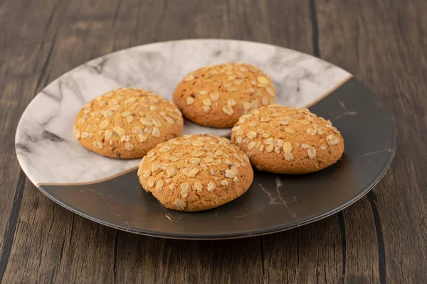 Two Colored Plate Oatmeal Cookies Wooden Background High Quality Photo — Stock Photo, Image