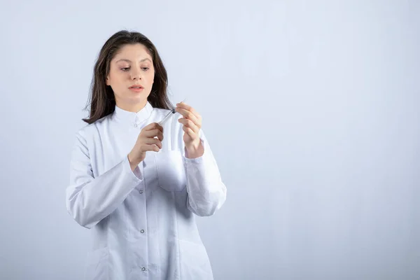 Foto Jovem Médico Com Seringa Preparando Para Injeção Fundo Branco — Fotografia de Stock