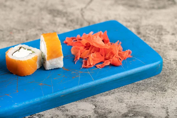 Due Pezzi Sushi Salmone Zenzero Tabellone Blu Foto Alta Qualità — Foto Stock
