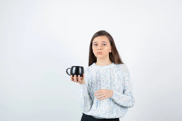 Νεαρή Γυναίκα Που Κρατάει Ένα Φλιτζάνι Ζεστό Καφέ Πάνω Από — Φωτογραφία Αρχείου