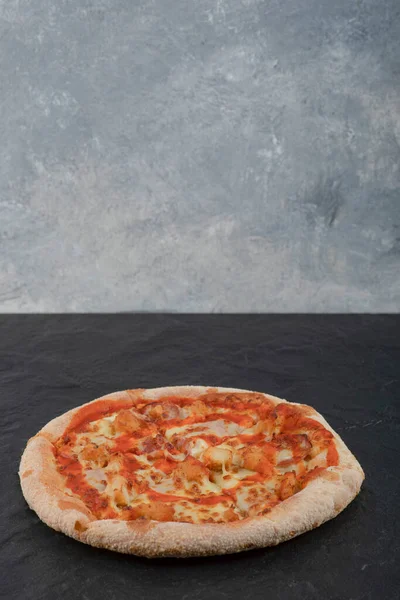 Gustosa Pizza Piccante Pollo Bufalo Sulla Superficie Nera Foto Alta — Foto Stock