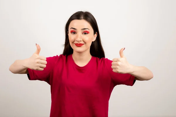 Lächelnde Frau Mit Wunderschönem Make Das Die Geöffnete Handfläche Zeigt — Stockfoto