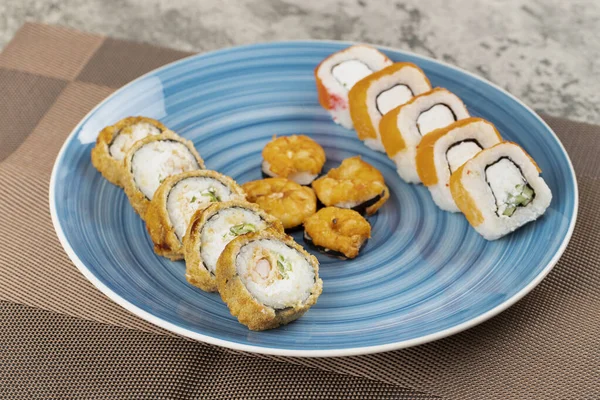 Conjunto Rollos Sushi Fresco Con Camarones Colocados Sobre Fondo Piedra —  Fotos de Stock